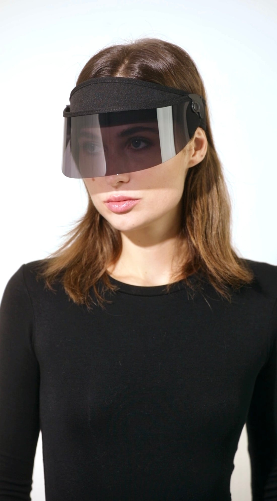 NOVA VISOR PERFECT PROTECTION BRAND, MODELLA RAGAZZA GIOVANE CON VISIERA INDOSSATA.