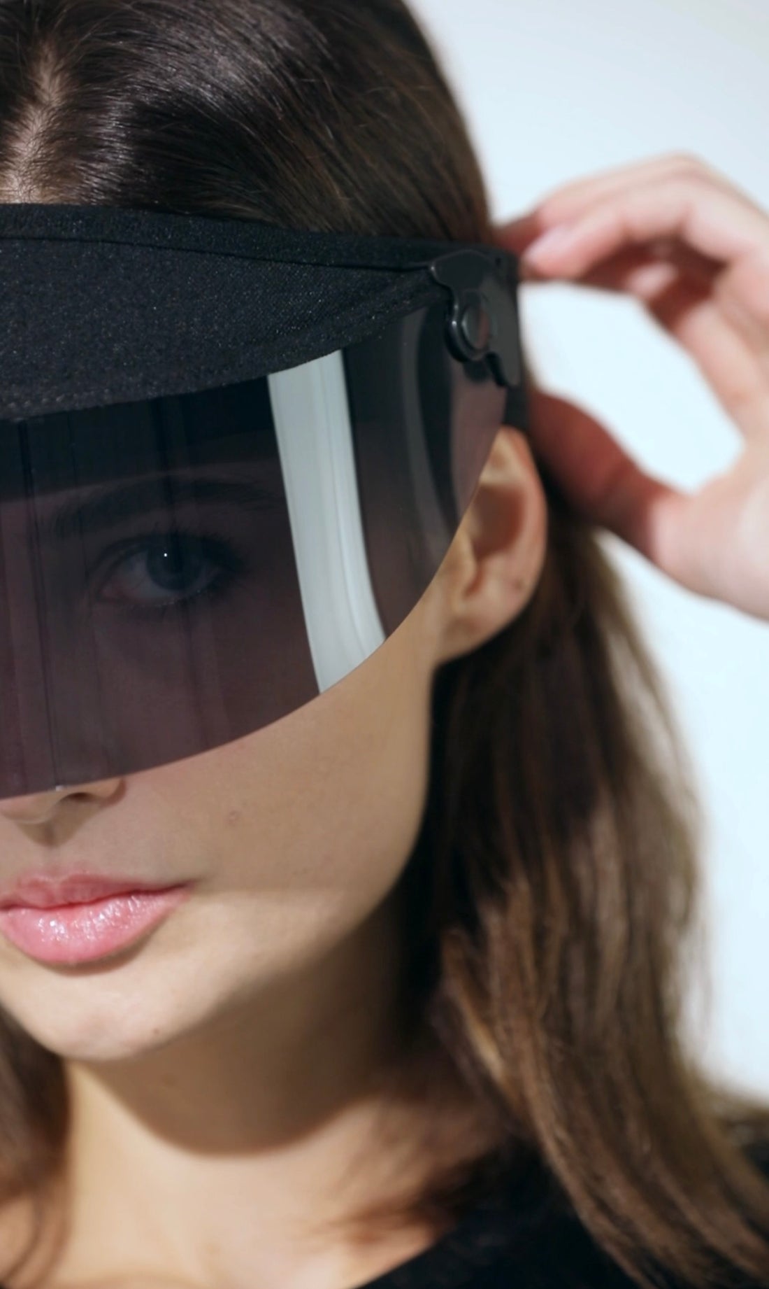 Nova face VISOR 99.9 % BLOCK UV RAYS - indossato da donna MODELLA per protezione UV